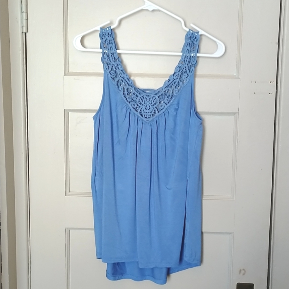 3/$30💜 BNWOT Ricki's Size M Periwinkle Blue Crochet Trim Sleeveless Top